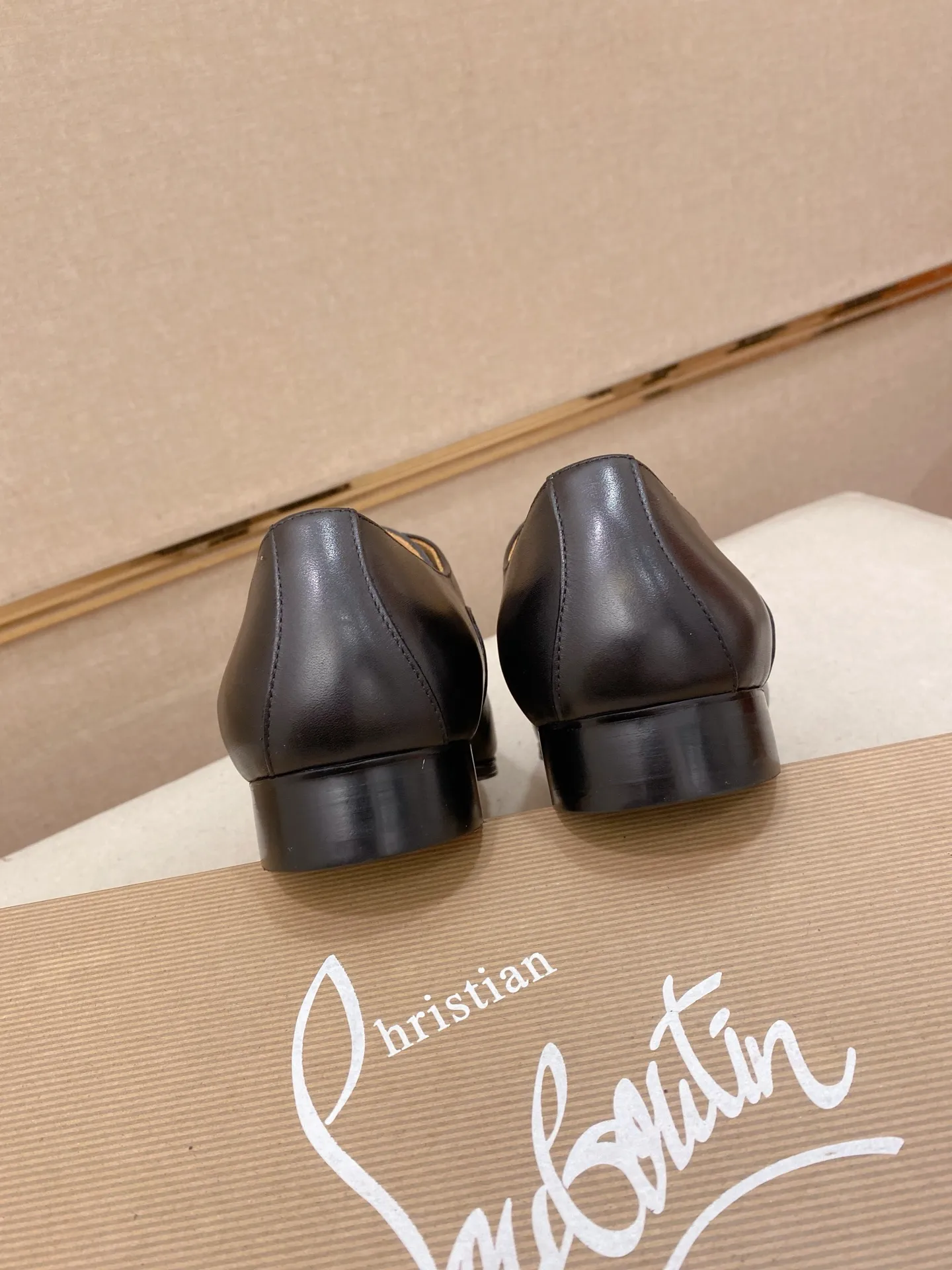 Men's shoes💰:620💰 CL Red bottom series top purchasing agent🔍🔍🇮🇹Italian imported cowhide surface, all imported sheepskin lining💪💪, completely 1⃣️ to 1⃣️reproduction🇮🇹💪💪, ⚠shoes Bottom: The original factory provides the original bottom, the exclusive movable molded bottom is super comfortable, ⚠Original factory follow-up goods, 🔍🔍high quality, you can enter and leave the counter at will, welcome to compare⚠ Code number: 39-44 (38 can be customized, 45 is non-refundable)